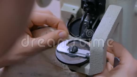 使用缝纫机在Atelier缝合毛皮皮的剥皮机视频的预览图