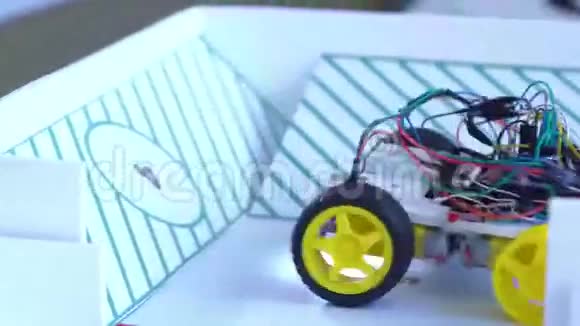 带着黄色轮子的机器人视频的预览图