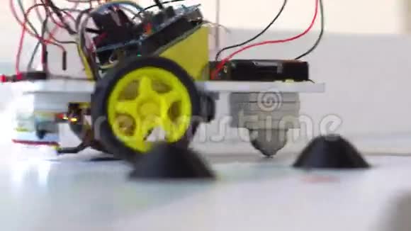 带着黄色轮子的机器人视频的预览图