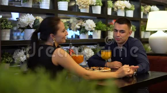 情侣在餐厅吃晚饭和聊天视频的预览图