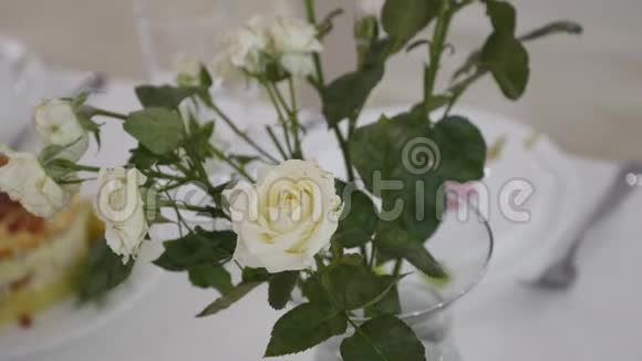 婚礼桌上的花饰视频的预览图