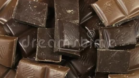 木制背景上的牛奶和黑巧克力瓷砖巧克力棒靠近视频的预览图