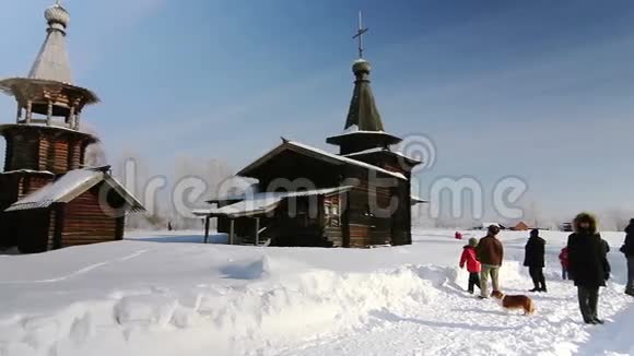 俄罗斯雪橇和旧木制教堂俄罗斯视频的预览图