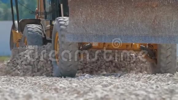 装载机挖掘机在道路施工工作视频的预览图