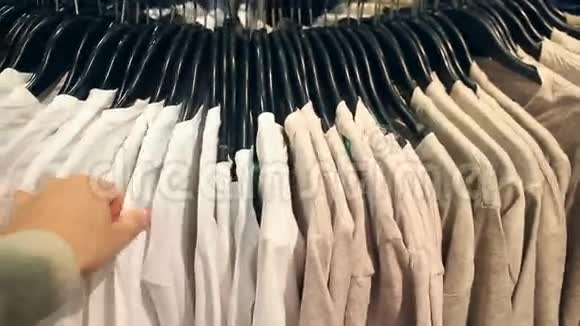 男人在服装店购物选择衣服视频的预览图