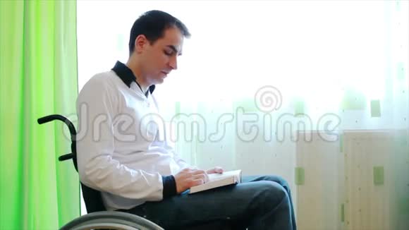 坐轮椅的年轻人在看书视频的预览图