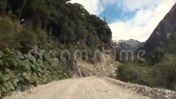 通往阿根廷山脉和海岸线海洋的道路视频的预览图