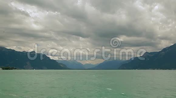 日内瓦湖高山之间一片风景如画的池塘视频的预览图