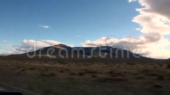 通往阿根廷山脉和海岸线海洋的道路视频的预览图