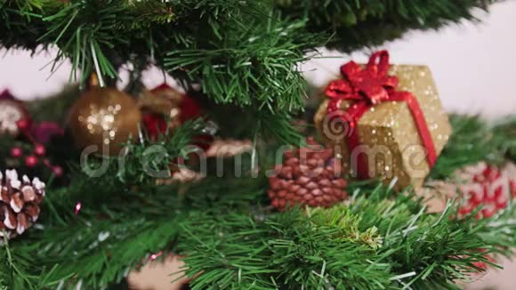 装饰圣诞树红靴视频的预览图