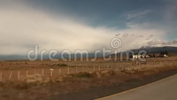 通往阿根廷山脉和海岸线海洋的道路视频的预览图