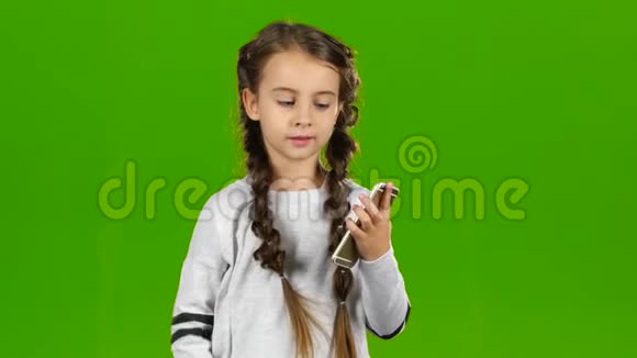 孩子在打电话绿色屏幕视频的预览图