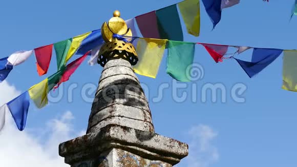 佛教Stupa多彩旗4k视频的预览图