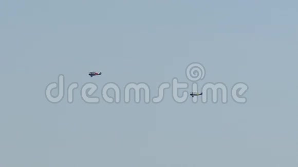 空中中队双翼老式飞机视频的预览图