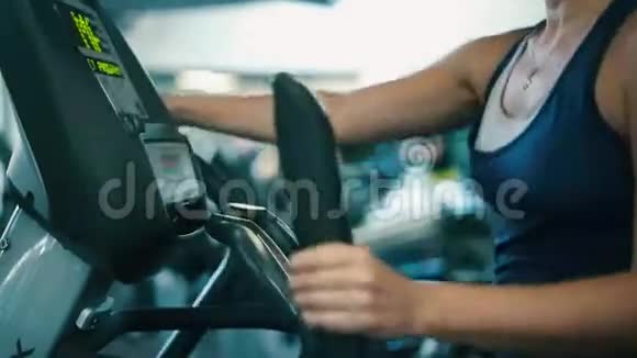 在健身房锻炼椭圆机的女人视频的预览图
