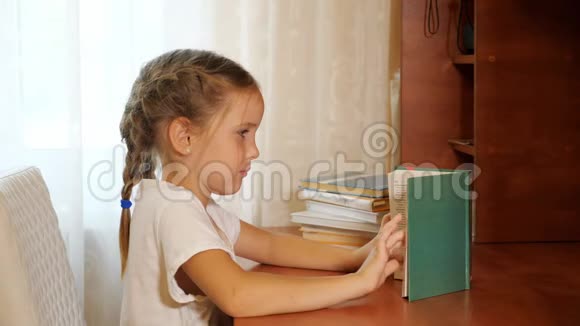 在桌上读书的女孩视频的预览图