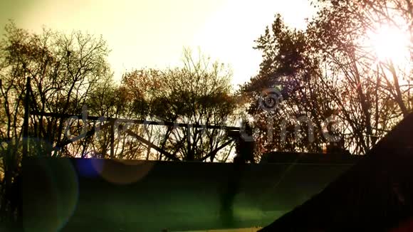 日落时的溜冰者股票录像视频的预览图