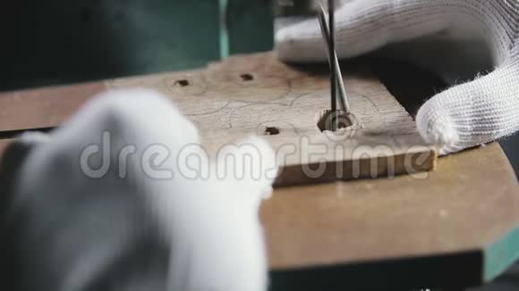 在木制工件上切割拼图比特币的象征视频的预览图