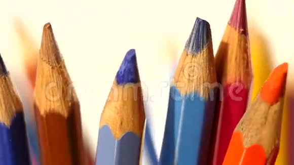 白色不同颜色铅笔顶部旋转视频的预览图