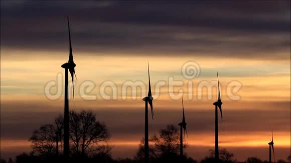 日落时的风车涡轮机视频的预览图