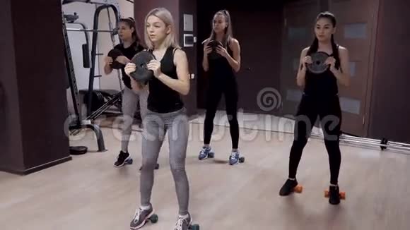 在健身房训练的女艺术家视频的预览图