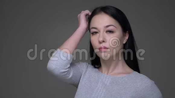特写镜头年轻漂亮的棕色白种人女性模特在镜头前摆姿势背景被隔离在视频的预览图