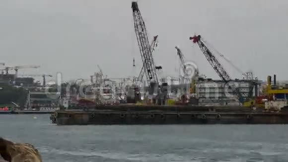 移动起重机的新加坡港口从樟宜木板行走云时长1080p视频的预览图