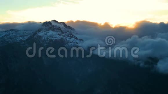 高雪山伴云的冬季日落时间视频的预览图
