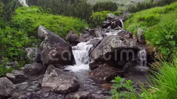 美丽的水在山上视频的预览图