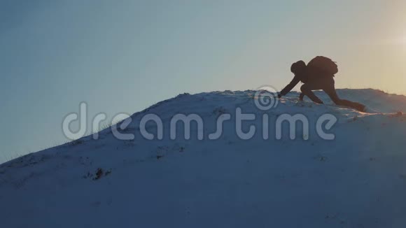 成功胜利赢商旅理念攀岩者从一座雪山的顶部落下剪影视频的预览图