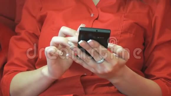 女人用黑色智能手机关门视频的预览图