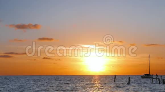 加勒比海上空太阳升起视频的预览图