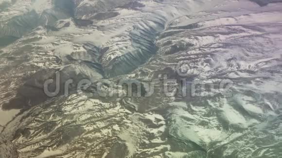 蒙古的鸟瞰山被雪覆盖的春季股票录像视频的预览图