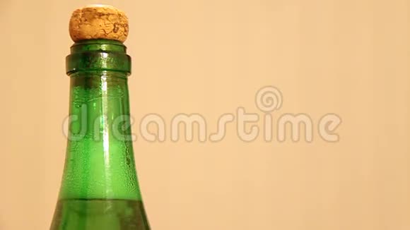 黄色背景上的绿色瓶子视频的预览图
