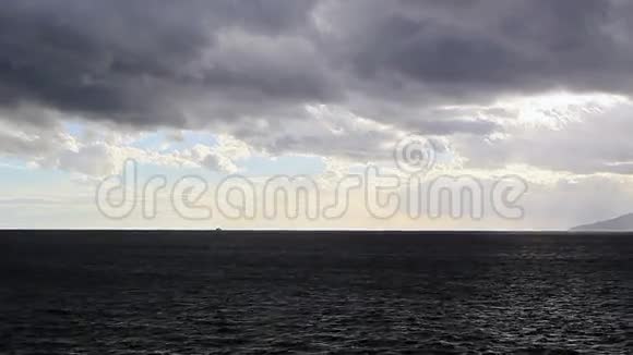梅西纳海峡上空的云意大利视频的预览图