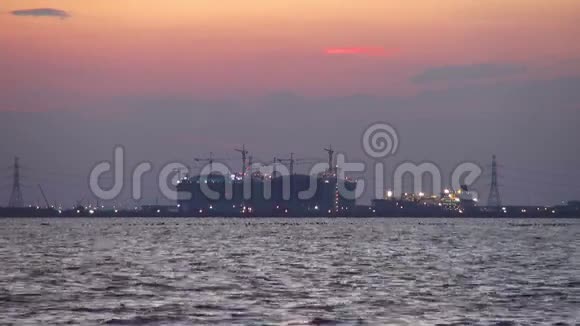 炼油厂在剪影和日落海空泰国视频的预览图