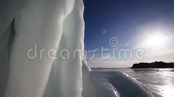 贝加尔湖冰封的日落视频的预览图