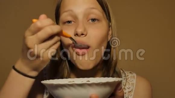 少女吃玉米片做早餐4KUHD视频的预览图