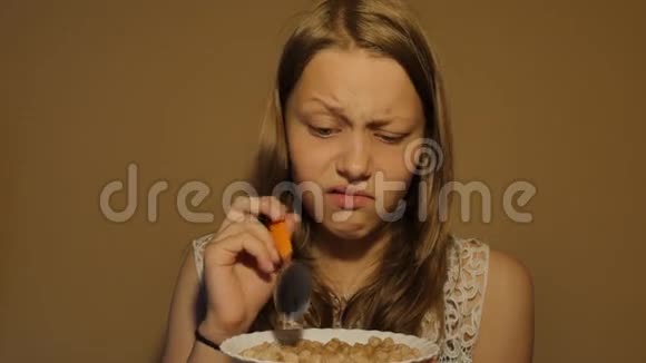 少女吃玉米片做早餐4KUHD视频的预览图