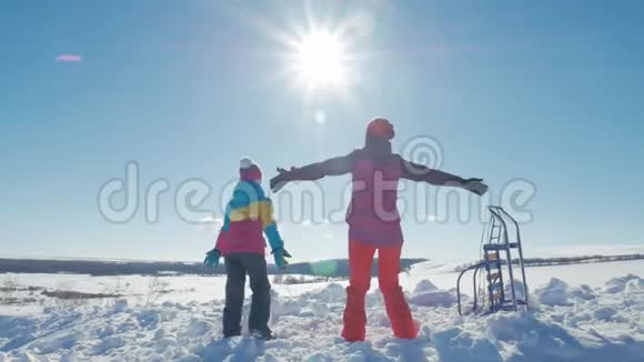 母女俩在下雪的冬日玩耍视频的预览图