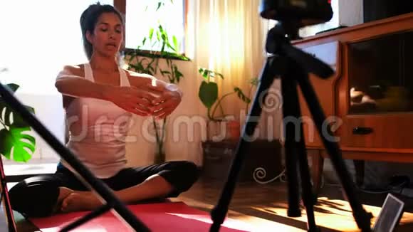 美丽的女性视频博主在4k锻炼时录制视频视频的预览图