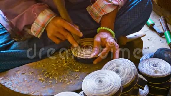 人在车间制作木器具缅甸视频的预览图