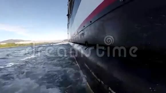 沿着河流航行的帆船的右舷视频的预览图