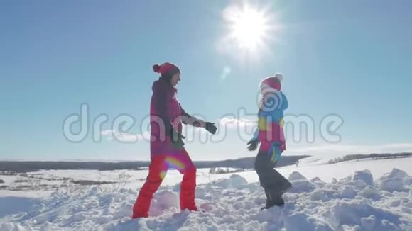 母女俩在下雪的冬日玩耍视频的预览图