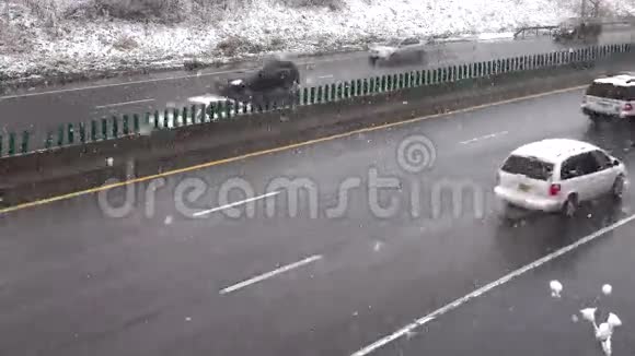 在高速公路上下雪暴风雪冬天视频的预览图