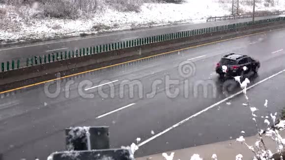 在高速公路上下雪暴风雪冬天视频的预览图