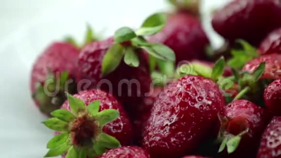 新鲜成熟多汁的草莓视频的预览图