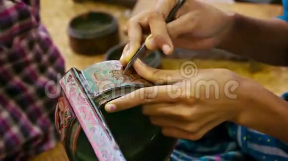 缅甸艺术家在车间制作产品图案视频的预览图