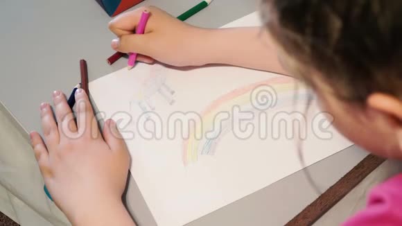 桌上的女孩用彩色铅笔画画视频的预览图