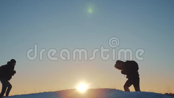 团队合作商务旅行理念两个徒步旅行者手把手放在冬天的雪地上游客们爬上山顶视频的预览图